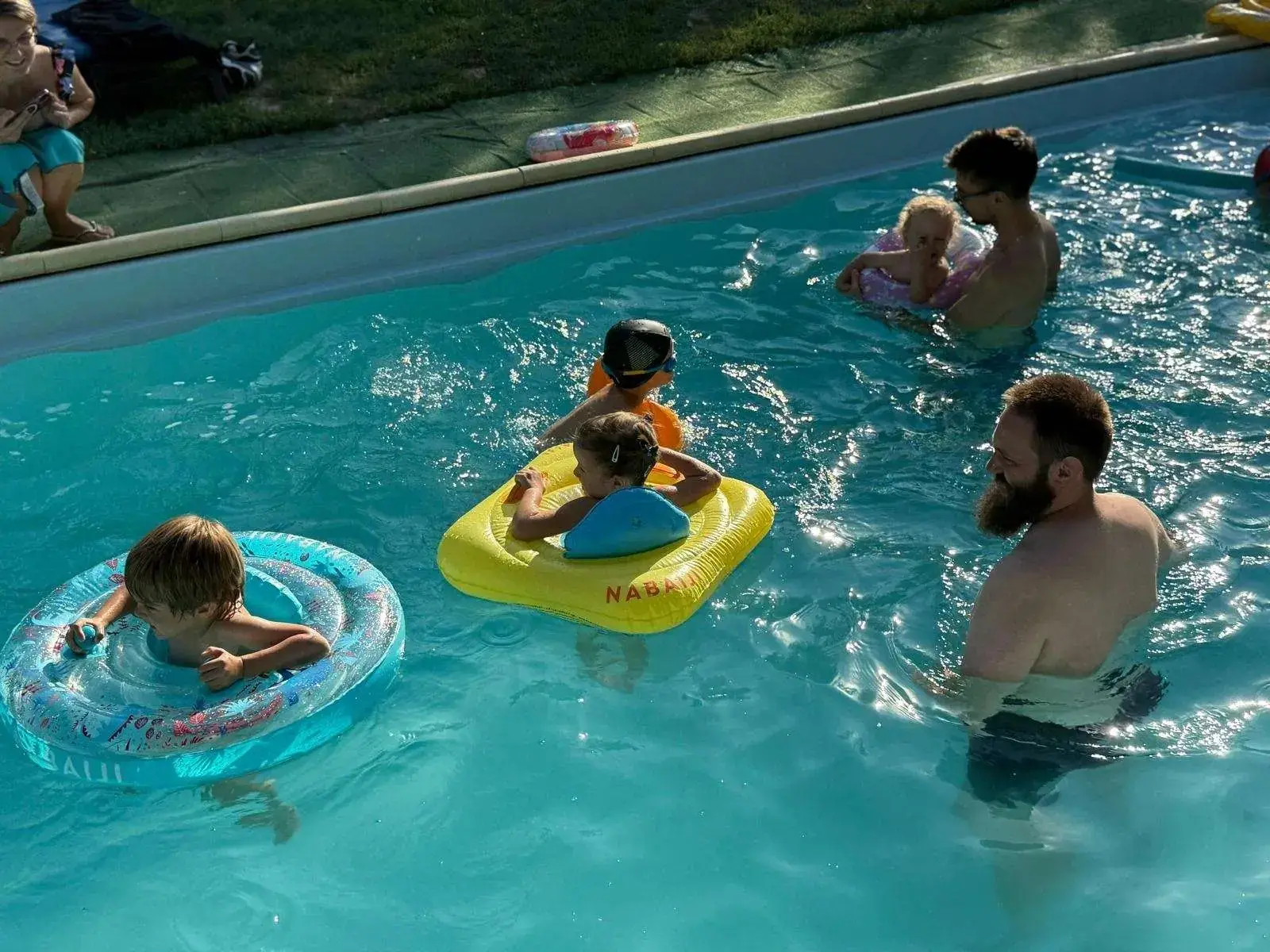 SEEDS Afterschool: copii jucându-se în piscina încălzită
