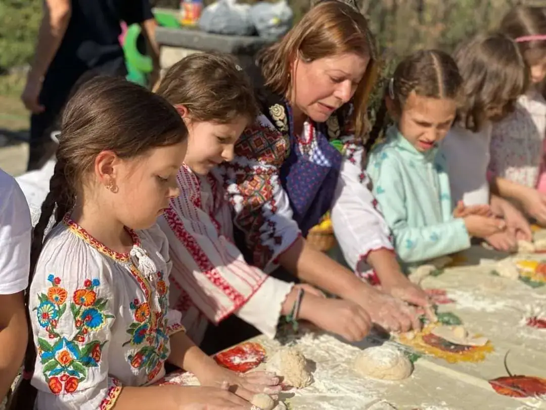 SEEDS Afterschool: copii frământând aluat la cuptorul tradițional