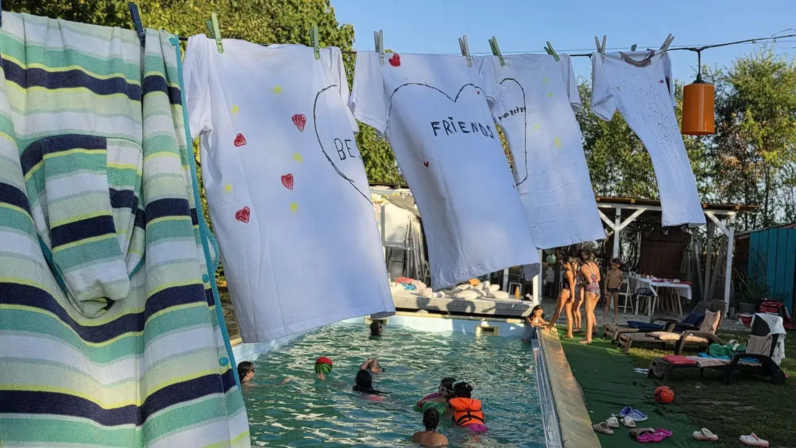 SEEDS Afterschool: tricouri pictate de copii, lângă piscină