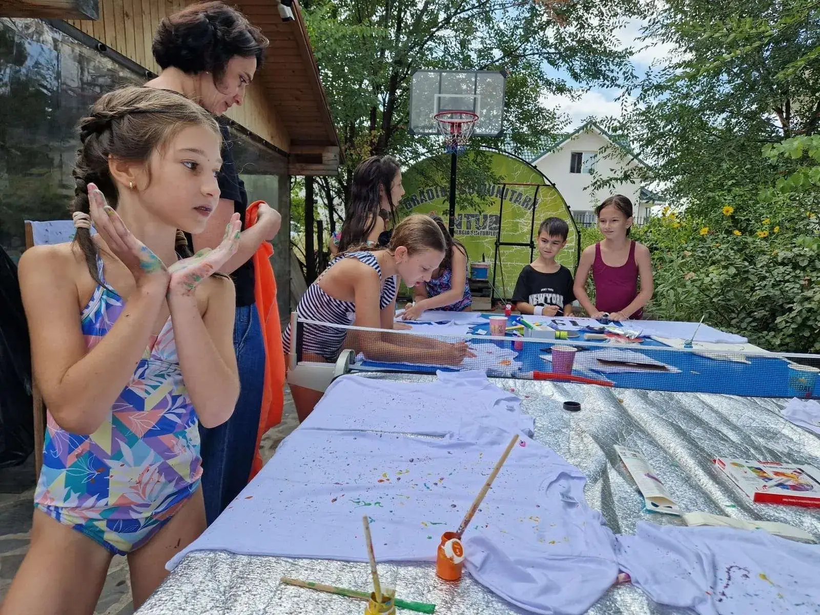 SEEDS Afterschool: copii pictând la masă, în aer liber