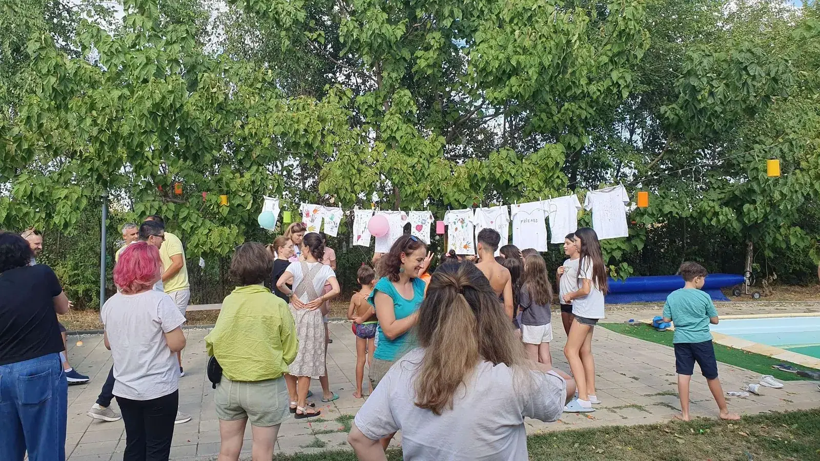 SEEDS Afterschool: copii dansând la o petrecere în grădină