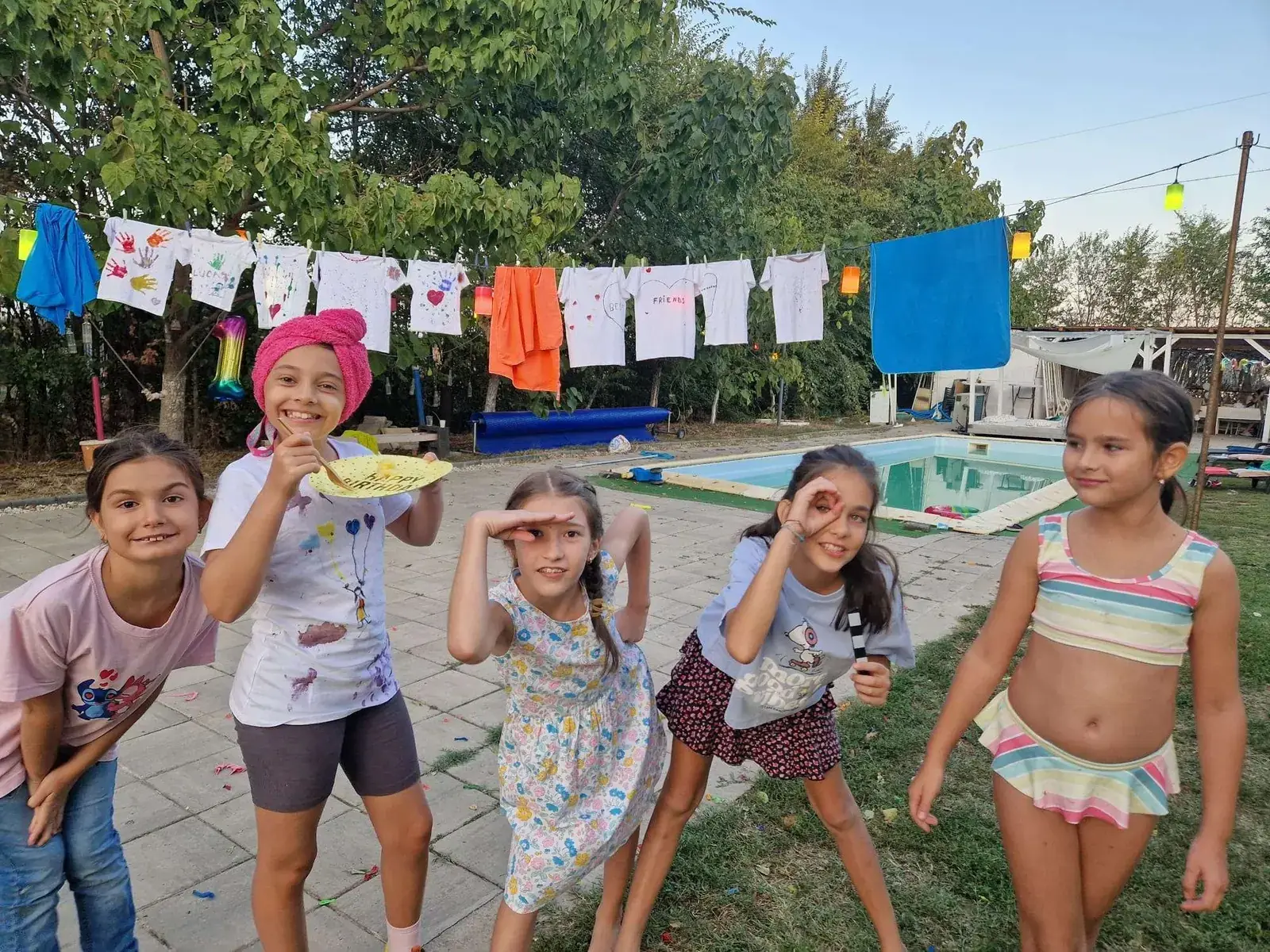 SEEDS Afterschool: copii veseli la o petrecere în grădină