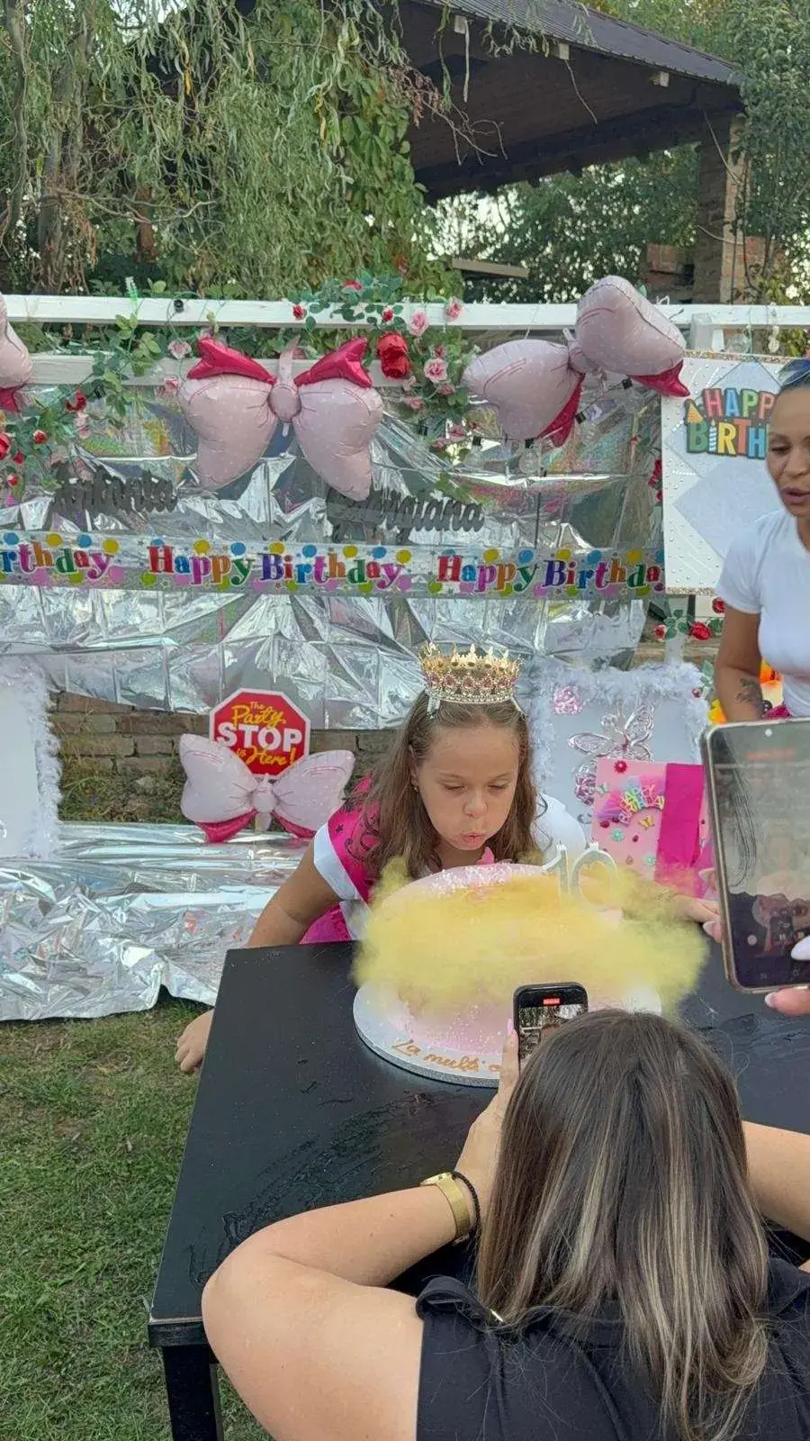 SEEDS Afterschool: fetiță suflând în lumânările tortului