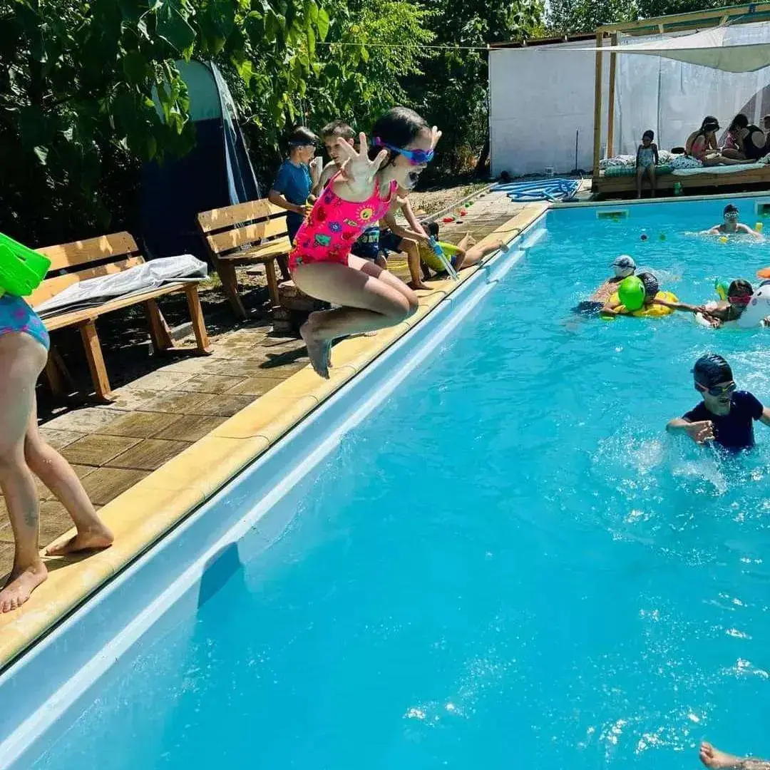 SEEDS Afterschool: copii la piscina SEEDS