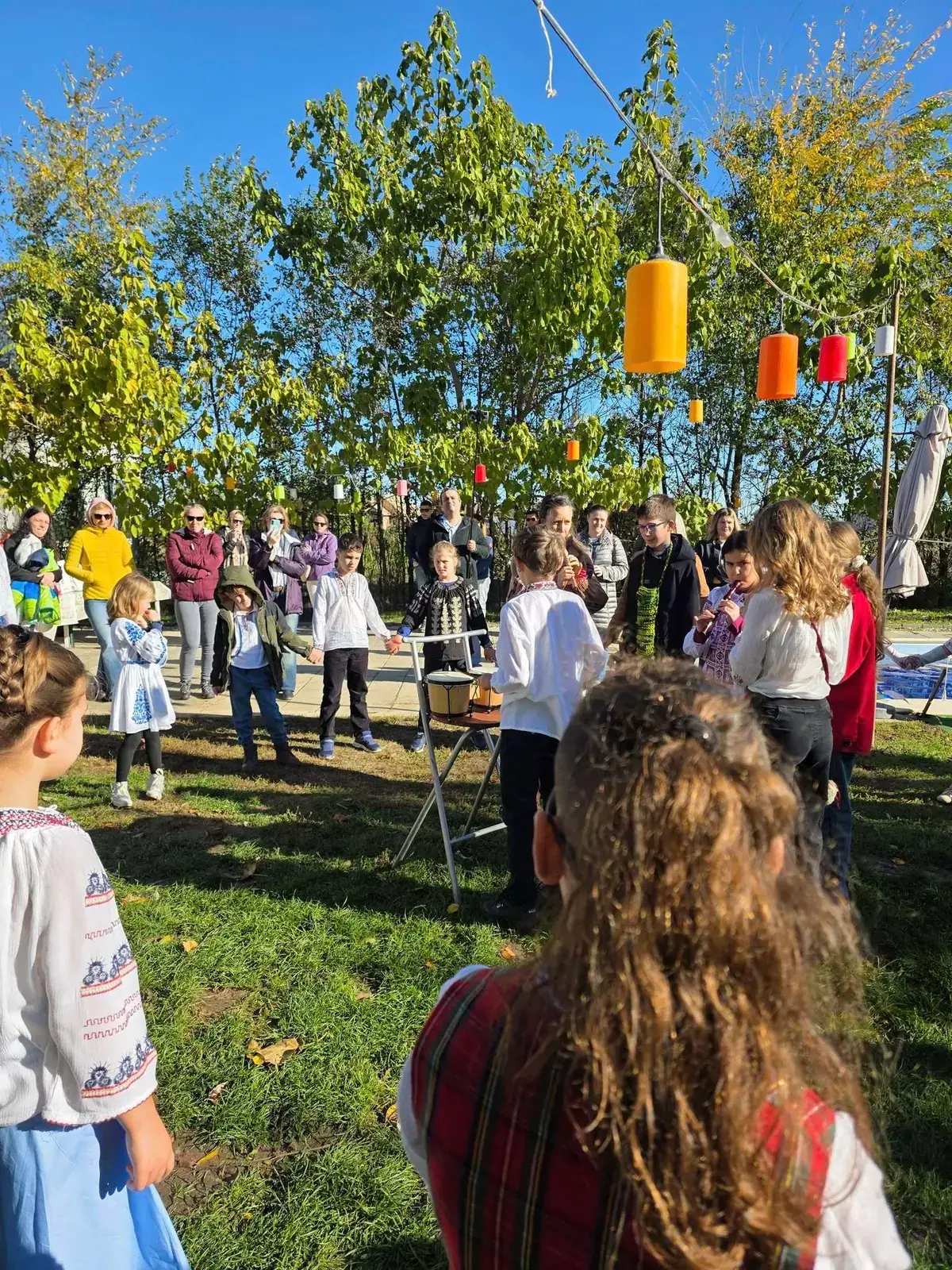 SEEDS Afterschool: copii și părinți la un eveniment în grădină