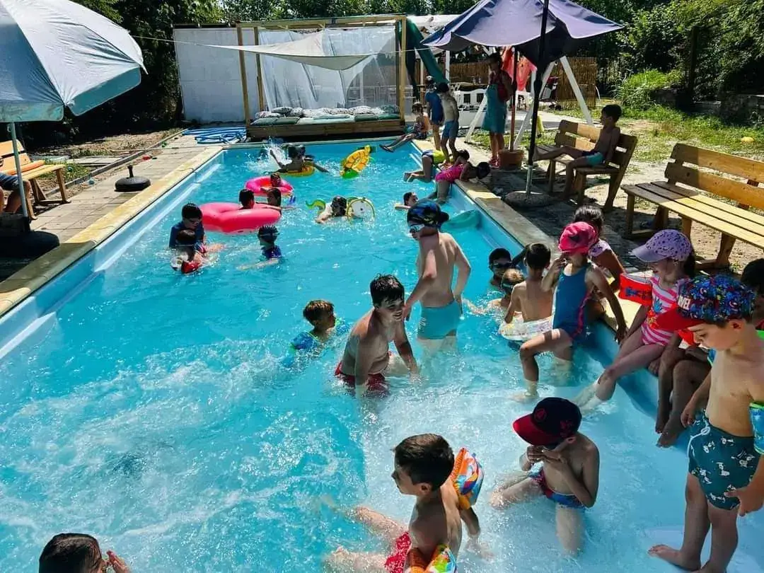 SEEDS Afterschool: copii în piscina încălzită