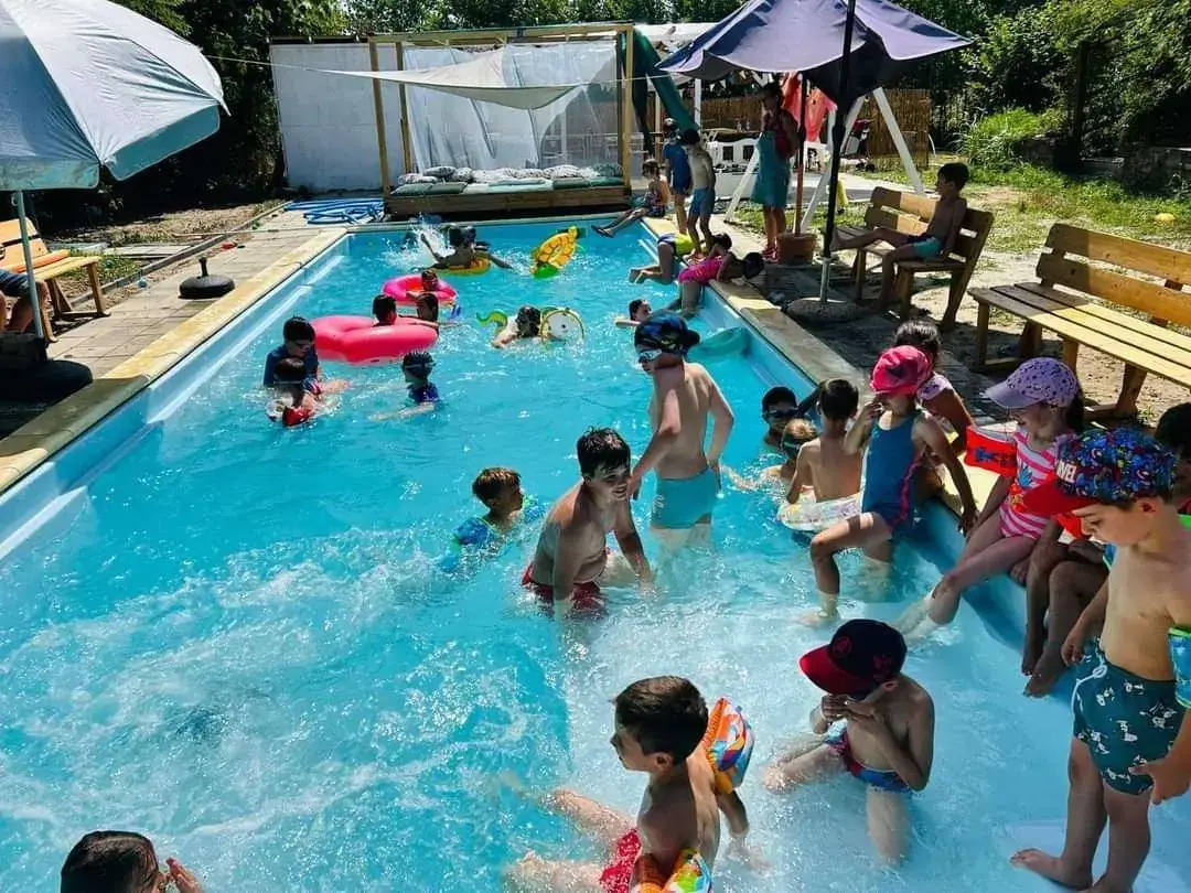 SEEDS Afterschool: copii în piscina încălzită