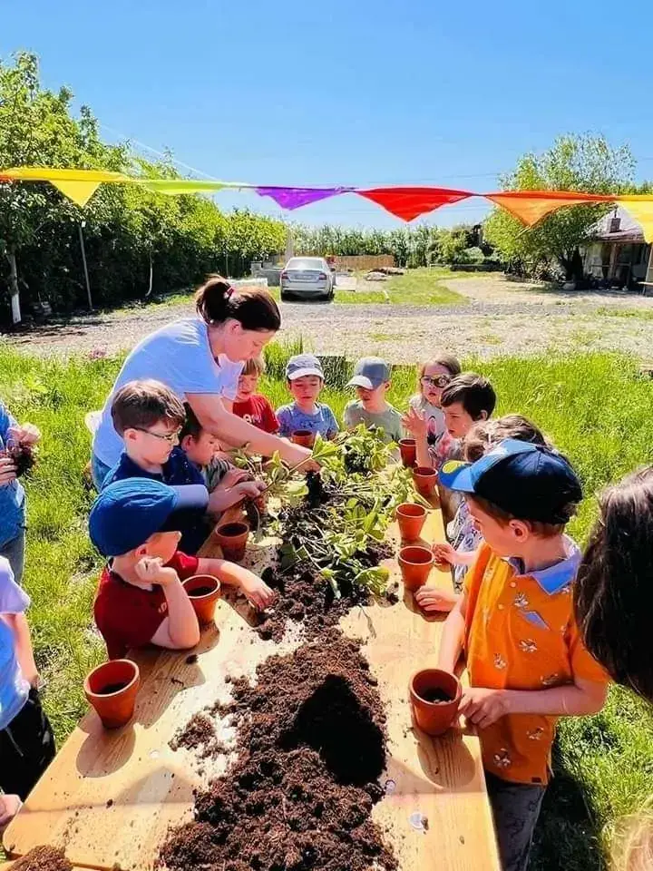 SEEDS Afterschool: copii plantând flori la atelierul de grădinărit