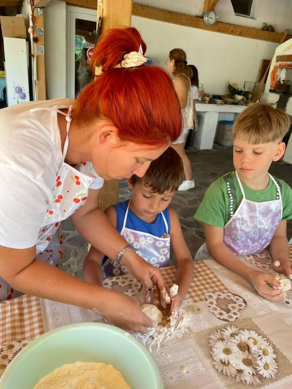SEEDS Afterschool: copii frământând aluat la atelierul de gătit